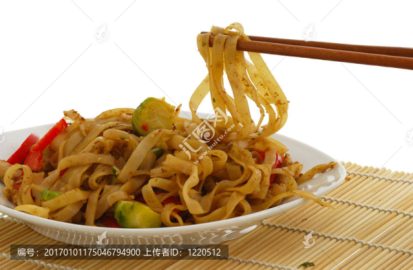 用筷子墊在稻草墊上的泰國菜