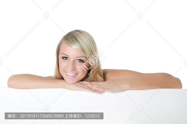 拿著一張空白廣告牌的女人