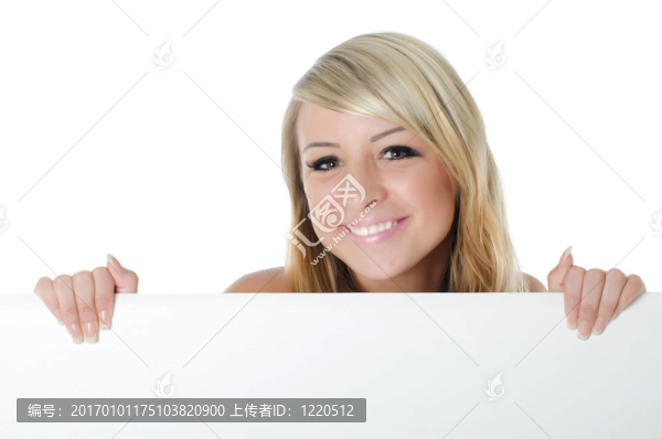 拿著一張空白廣告牌的女人