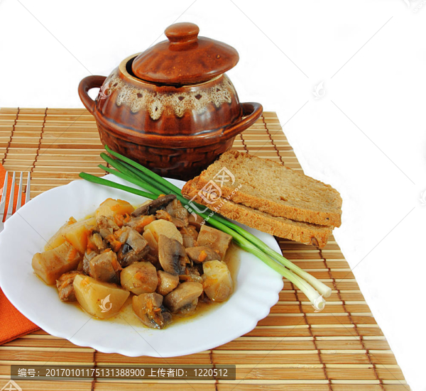土豆和蘑菇在一鍋家常菜