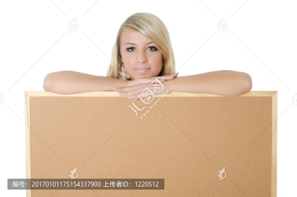 女人抱著一個空白板