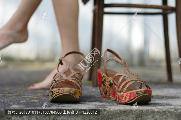 人行道上的婦女鞋