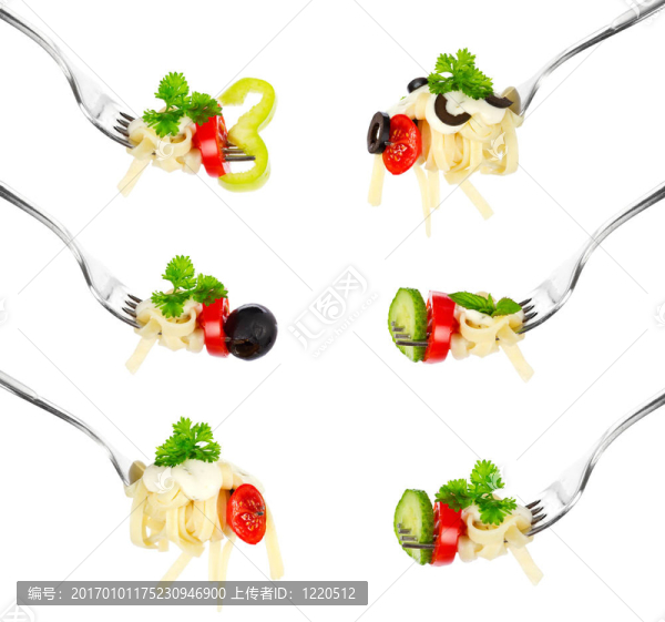 在白色背景上叉的面食