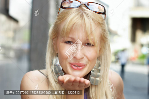 美女金發(fā)女郎送吻