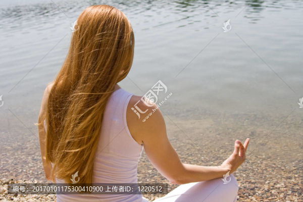 瑜伽室外的姿勢(shì)