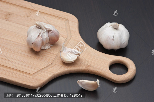 廚房砧板上的大蒜