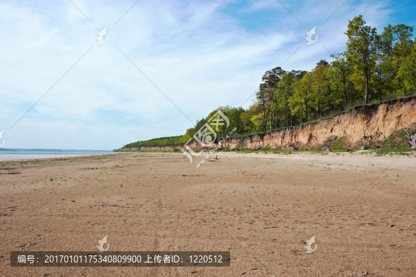 河寬沙岸