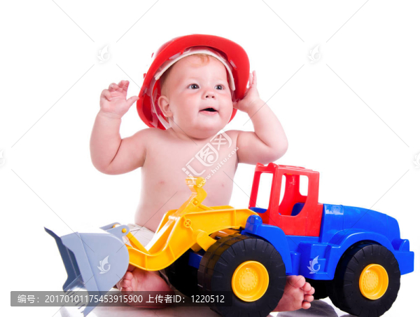 有一輛小汽車的小男孩