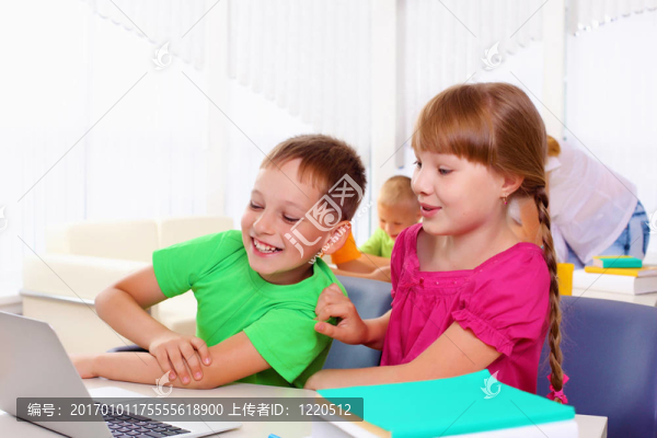 男孩和女孩一起工作