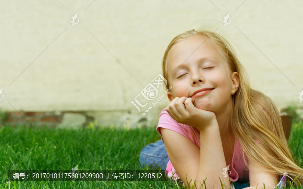 女孩在草地上-匯圖網(wǎng) www.fosd68.com 女孩在草地上