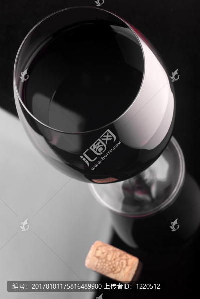 紅色的酒杯