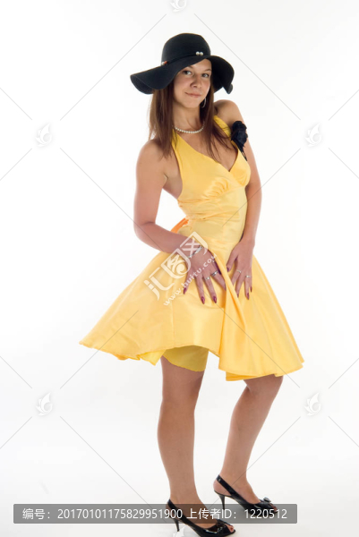 穿著黃色連衣裙的漂亮女人