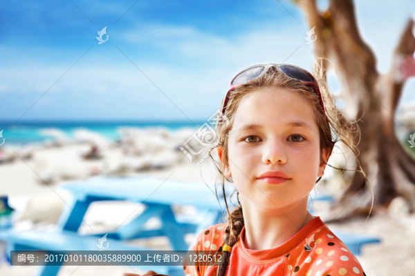 海灘上的小女孩