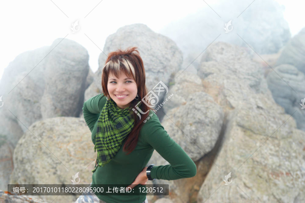 巖石上的漂亮女孩