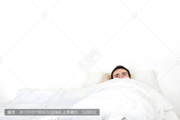 獨(dú)自躺在床上的年輕人