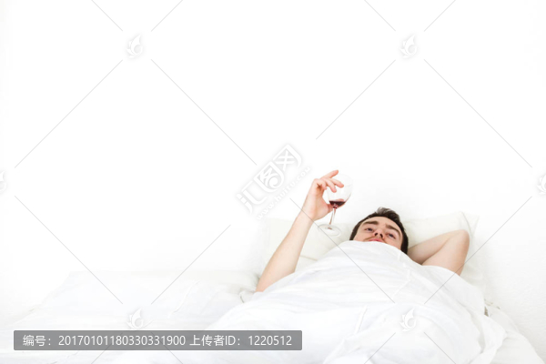 獨(dú)自躺在床上的年輕人