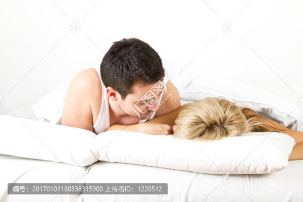 床上的年輕夫婦