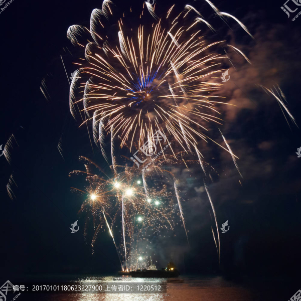 煙花爆竹；敬禮