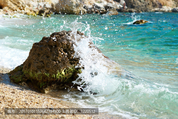 大浪破岸