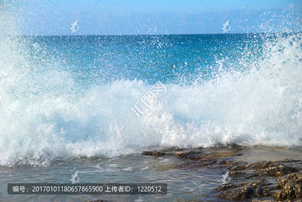 大浪破岸