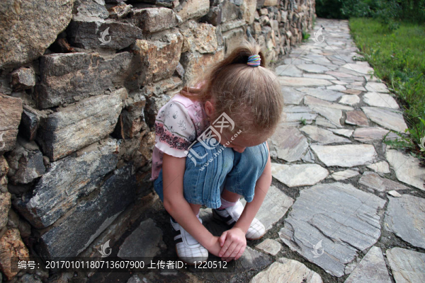 女孩跪在她的臉上