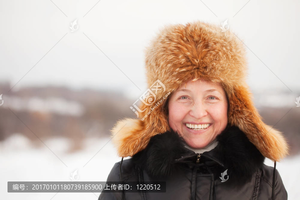 快樂的成熟女人在冬天