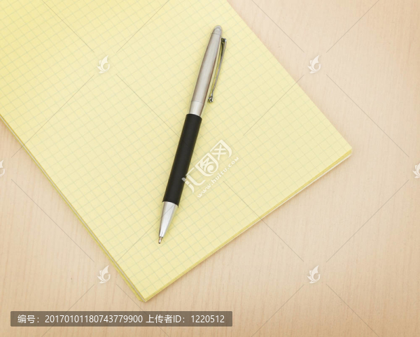 黃色筆記簿和筆