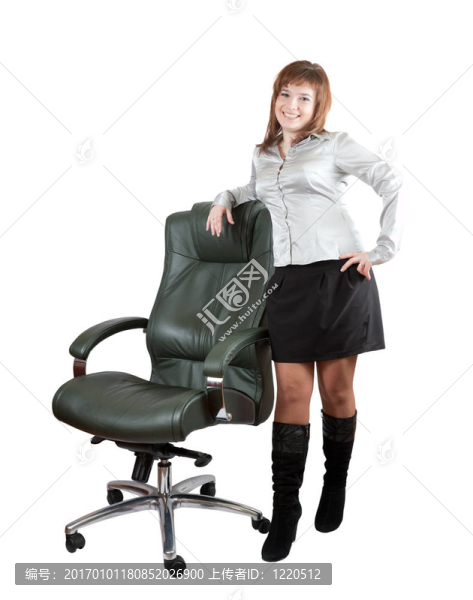 女子靠近豪華辦公椅