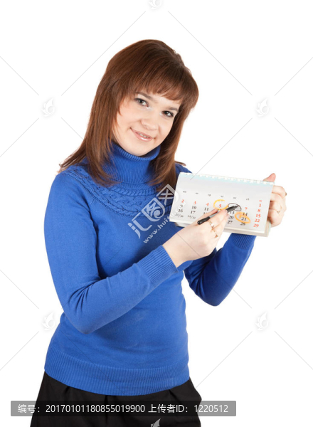 女孩在日歷上標出一天