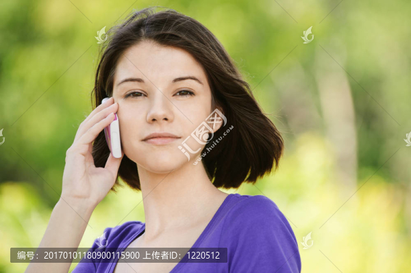 年輕女性的手機肖像
