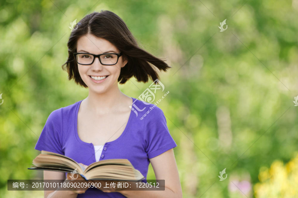 年輕漂亮的女人與書