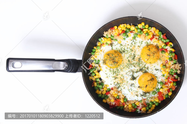 煎鍋里的雞蛋和蔬菜
