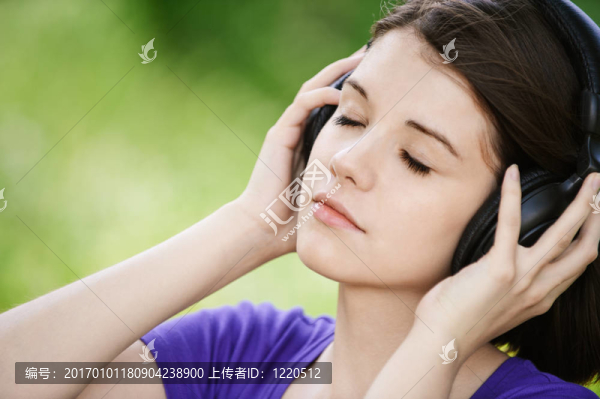 年輕女子聽(tīng)音樂(lè)