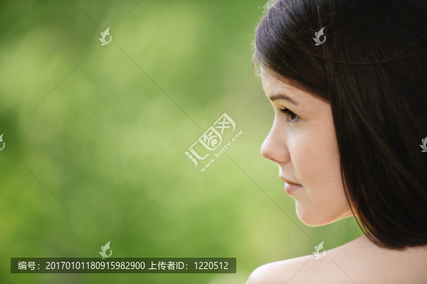 年輕漂亮的黑發(fā)女人肖像