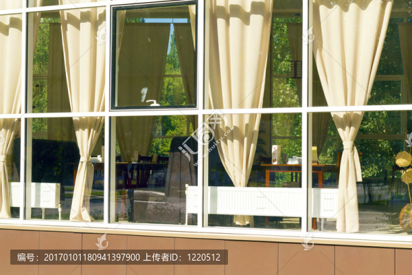 透過窗戶看咖啡館的內(nèi)部