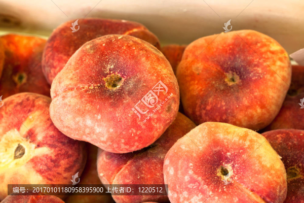 成熟的紅桃子