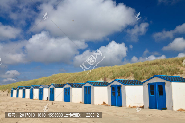 海灘上的一排小屋