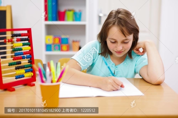 少女練習(xí)和做作業(yè)