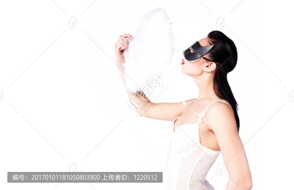 一個(gè)戴著黑色面具和扇子的女孩