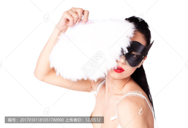 一個(gè)戴著黑色面具和扇子的女孩
