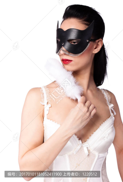 一個(gè)戴著黑色面具和扇子的女孩