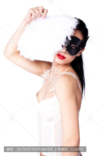 一個戴著黑色面具和扇子的女孩