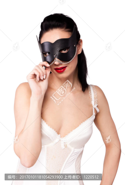 一個(gè)戴著黑色面具和扇子的女孩