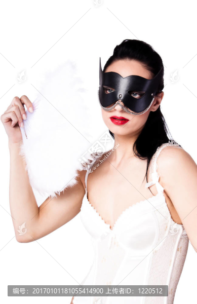 一個(gè)戴著黑色面具和扇子的女孩