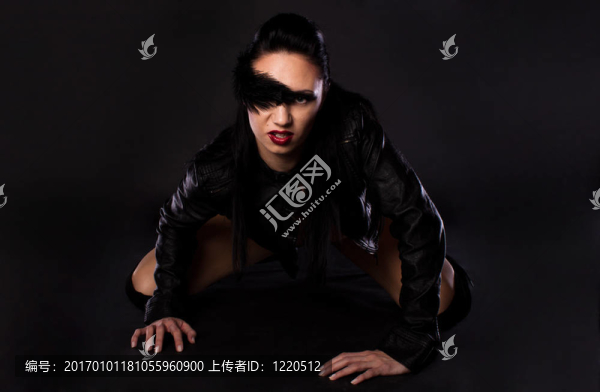 他臉上帶著鋼筆的黑發(fā)。