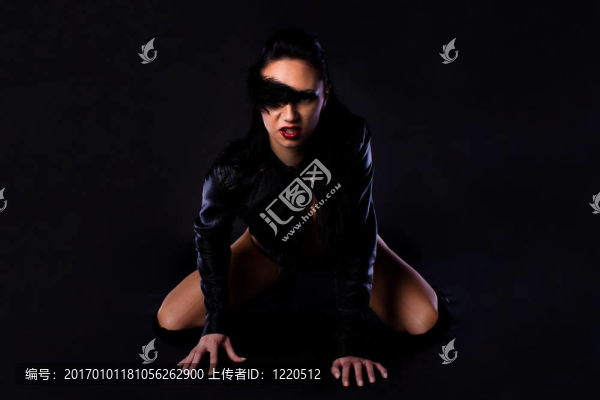 他臉上帶著鋼筆的黑發(fā)。