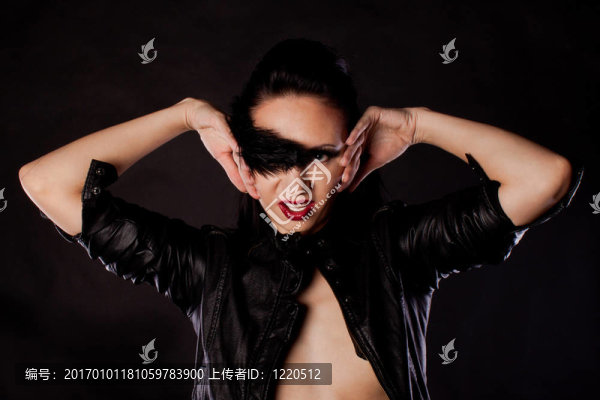 他臉上帶著鋼筆的黑發(fā)。