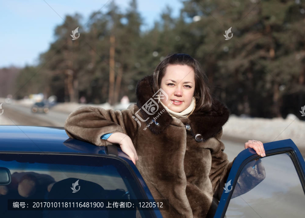 女人冬天帶著她的車