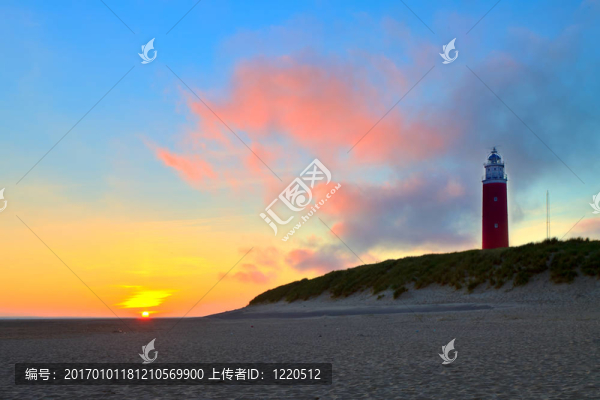 海邊的沙丘和燈塔在日落