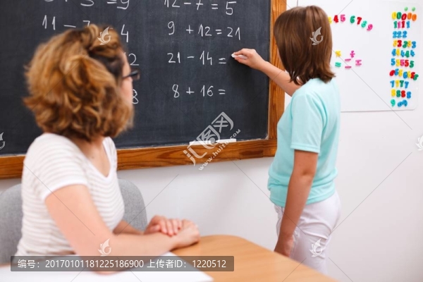 女學(xué)生寫在黑板的解決方案